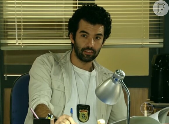 Vitor (Gustavo Machado) entra na loja com a arma em riste para salvar Alice (Érika Januza), Neidinha (Elina de Souza) e Helena (Julia Lemmertz), na novela 'Em Família'