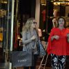 Angélica faz compras em shopping ao lado de sua empresária, Deborah Montenegro