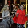 Angélica faz compras em shopping ao lado de sua empresária, Deborah Montenegro, em 2 de julho de 2014
