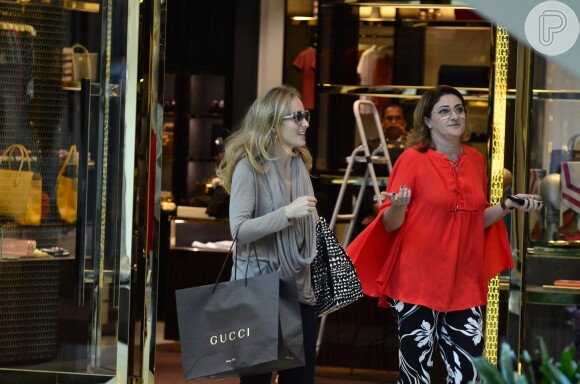 Angélica faz compras em shopping ao lado de sua empresária, Deborah Montenegro, em 2 de julho de 2014