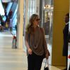 Angélica é flagrada passeando por shopping carioca com sacola após deixar loja da Gucci