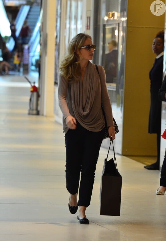 Angélica é flagrada passeando por shopping carioca com sacola após deixar loja da Gucci