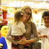 Angélica faz compras em shopping ao lado de sua empresária, Deborah Montenegro