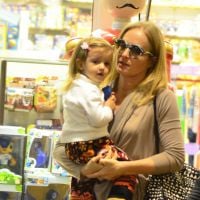 Angélica passeia com a filha caçula, Eva, em shopping no Rio