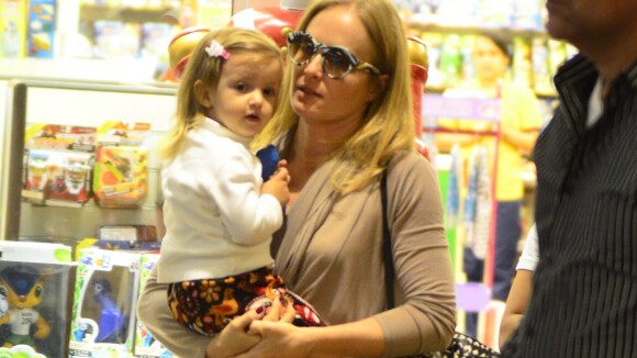 Angélica passeia com a filha caçula, Eva, em shopping no Rio