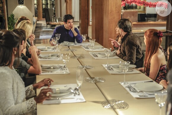 Jonas (Murilo Benício) cede à chantagem de Gláucia (Renata Sorrah) e recebe os Marra da Taquara para um jantar em sua mansão, em 'Geração Brasil', em 4 de julho de 2014
