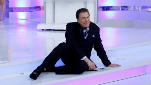 Silvio Santos machucou o cotovelo ao cair durante sorteio da Tele Sena, no SBT
