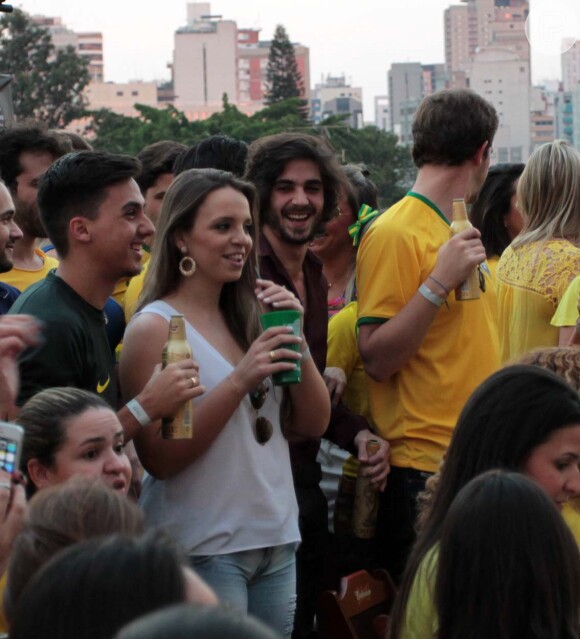 Fiuk se diverte em festa durante jogo do Brasil