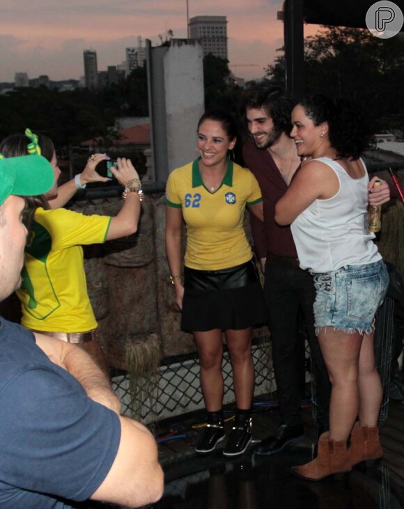 Fiuk comemora a vitória do Brasil com fãs em festa