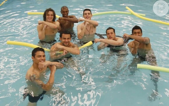 Jogadores da Seleção fizeram homenagem a Neymar durante treino na piscina
