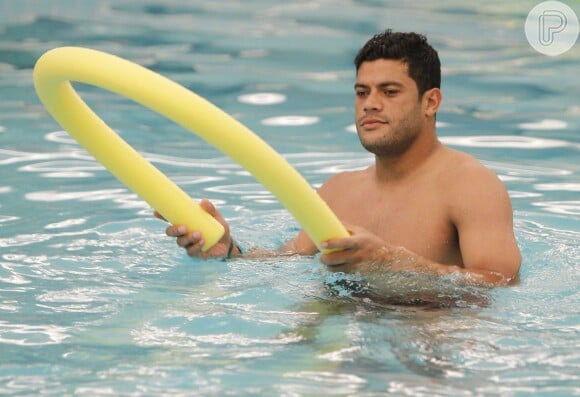Hulk também participou do treino regenerativo da Seleção na piscina