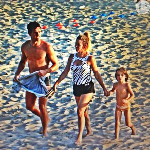 Amaury, Danielle e Noah deixam a praia em um dia de sol no Rio, em janeiro de 2013