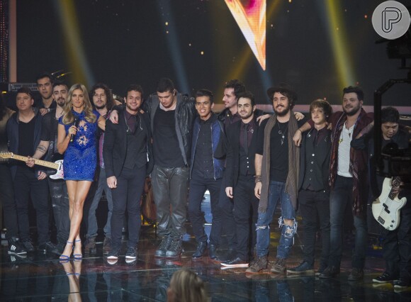 Fernanda Lima posou com bandas na Final do 'SuperStar'; na primeira edição do reality, a banda Malta foi a vencedora