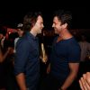 Gerard Butler conversa com o ator Taylor Kitsch na festa