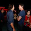 Gerard Butler conversa com o ator Taylor Kitsch na festa