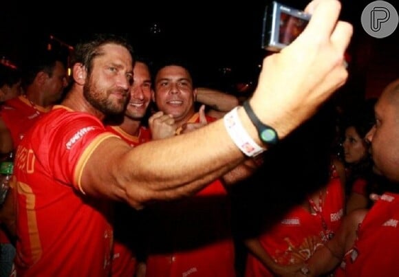 Gerard Butler faz selfie ao lado de Rodrigo Santoro e Ronaldo Fenômeno em Carnaval de 2009