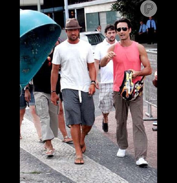 Gerard Butler passeia pela praia com Rodrigo Santoro durante visita ao Brasil, em 2010