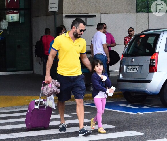 Malvino Salvador carrega a mala da filha, Sofia, de 5 anos