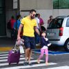Malvino Salvador atravessa a rua com a filha, Sofia