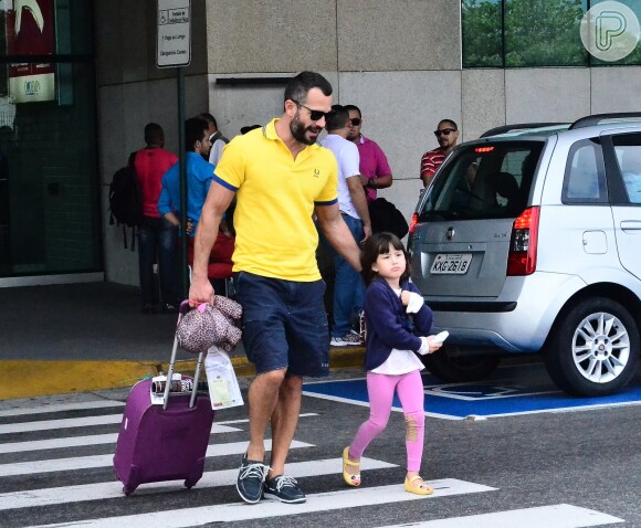 Malvino Salvador atravessa a rua com a filha, Sofia
