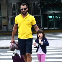 Malvino Salvador desembarca com a filha mais velha, Sofia, no Rio de Janeiro