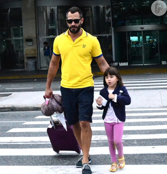 Malvino Salvador desembarca no aeroporto Santos Dumont, no Rio de Janeiro, com a filha, Sofia (8 de julho de 2014)