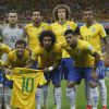 Antes do jogo começar, a Seleção Brasileira posou para uma foto oficial segurando a camisa de Neymar, que ficou fora da Copa do Mundo após sofrer uma lesão na terceira vértebra da lombar