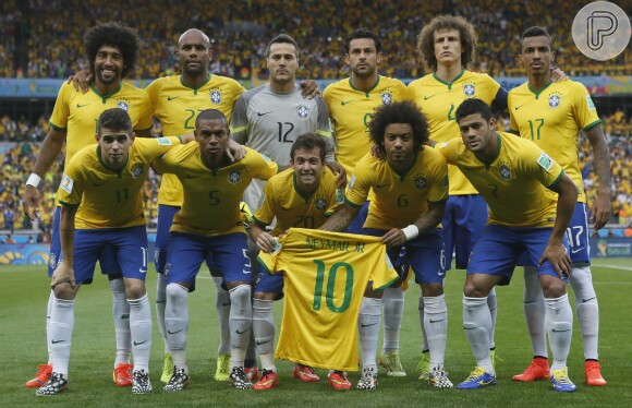 Antes do jogo começar, a Seleção Brasileira posou para uma foto oficial segurando a camisa de Neymar, que ficou fora da Copa do Mundo após sofrer uma lesão na terceira vértebra da lombar