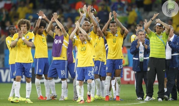 No final da partida, após ser consolada pelo técnico Felipão, a Seleção Brasileira se reuniu no gramado para aplaudir a torcida