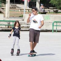 Eduardo Moscovis e Cynthia Howlett andam de skate e patins com os filhos