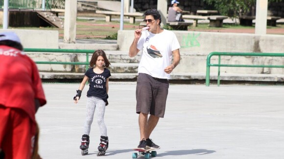 Eduardo Moscovis e Cynthia Howlett andam de skate e patins com os filhos