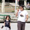 Eduardo Moscovis andou de skate e chupou picolé enquanto sua filha andava de patins