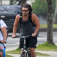 Duda Nagle anda de bicicleta durante tarde ensolarada em orla do Rio