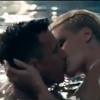 A cantora Pink e o seu marido, Carey Hart, protagonizam cenas sensuais no novo clipe da artista