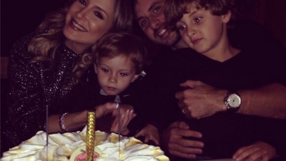 Claudia Leitte comemora aniversário com bolo ao lado do marido e dos filhos