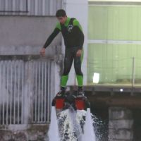 Enzo Celulari mostra habilidade ao praticar flyboard, no Rio de Janeiro