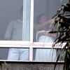 Gisele Bündchen aparece em sacada de hotel com o marido, Tom Brady