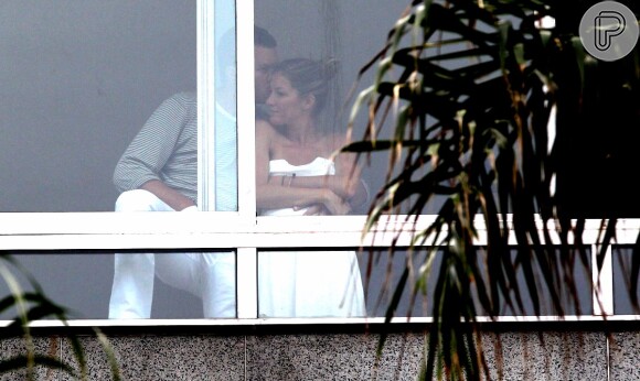 Gisele Bündchen é clicada em clima de romance com o marido, Tom Brady, em hotel no Rio