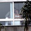 Gisele Bündchen chega ao Brasil e aparece em sacada de hotel no Rio em clima de romance com o marido, Tom Brady