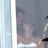Gisele Bündchen chega ao Brasil e aparece em sacada de hotel no Rio em clima de romance com o marido, Tom Brady, neste sábado, 12 de julho de 2014