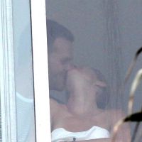 Gisele Bündchen e o marido, Tom Brady, se beijam em sacada de hotel no Rio