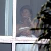 Gisele Bündchen chega ao Brasil e aparece em sacada de hotel no Rio em clima de romance com o marido, Tom Brady