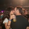 Marcelo Faria beija a mulher, Camila Lucciola, na pista de dança