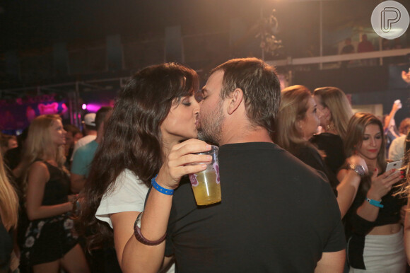 Marcelo Faria beija a mulher, Camila Lucciola, na pista de dança