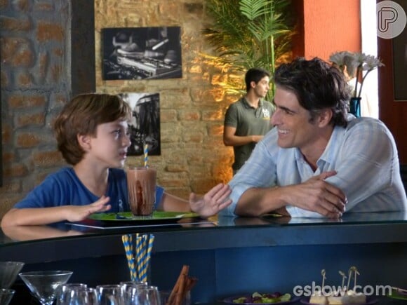 Cadu (Reynaldo Gianecchini) pergunta se Ivan (Vitor Figueiredo) é feliz, na novela 'Em Família'