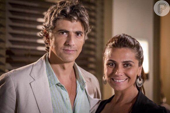 Clara (Giovanna Antonelli) e Cadu (Reynaldo Gianecchini) se emocionam e ficam orgulhosos do discurso do filho, na novela 'Em Família'