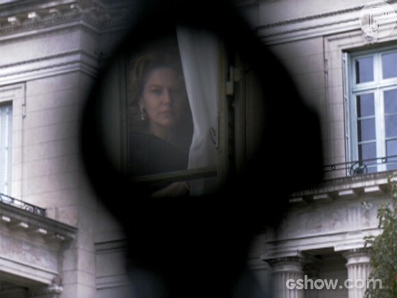 Angela Mahler (Patrícia Pillar) está na mira de um assassino