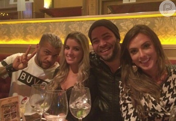 Na noite de terça-feira, 15 de julho de 2014, Daniel Alves reuniu amigos no restaurante Paris 6 após a final da Copa do Mundo sem a namorada, Thaissa Carvalho