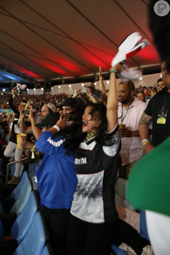 Vestida com a camisa da Alemanha, Rihanna torceu para alemanha na final da Copa do Mundo no Brasil, no domingo, 13 de julho de 2014