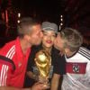 Rihanna segurou o troféu dos campeões após a vitória na Copa do Mundo de 2014 na noite de domingo, 13 de julho de 2014. 'É uma réplica', afirma o Departamento de Imprensa da FIFA 